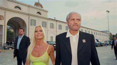 modello versace degli anni novanta|Gianni Versace: storia e citazioni .